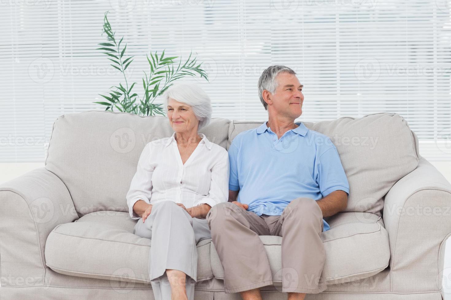 bejaarde echtpaar zittend op de Bank foto