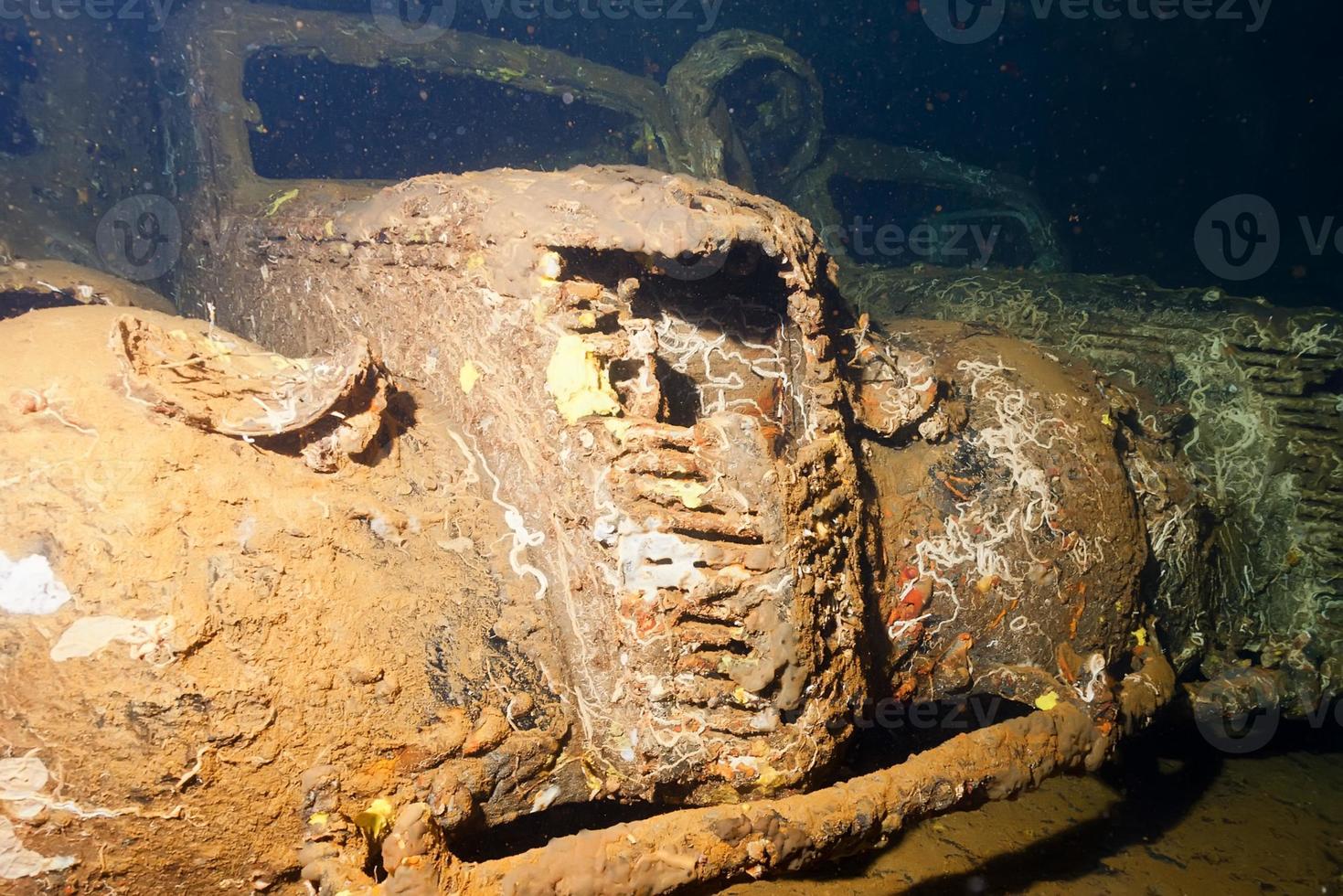 oud auto binnen ii wereld oorlog schip wrak houden foto