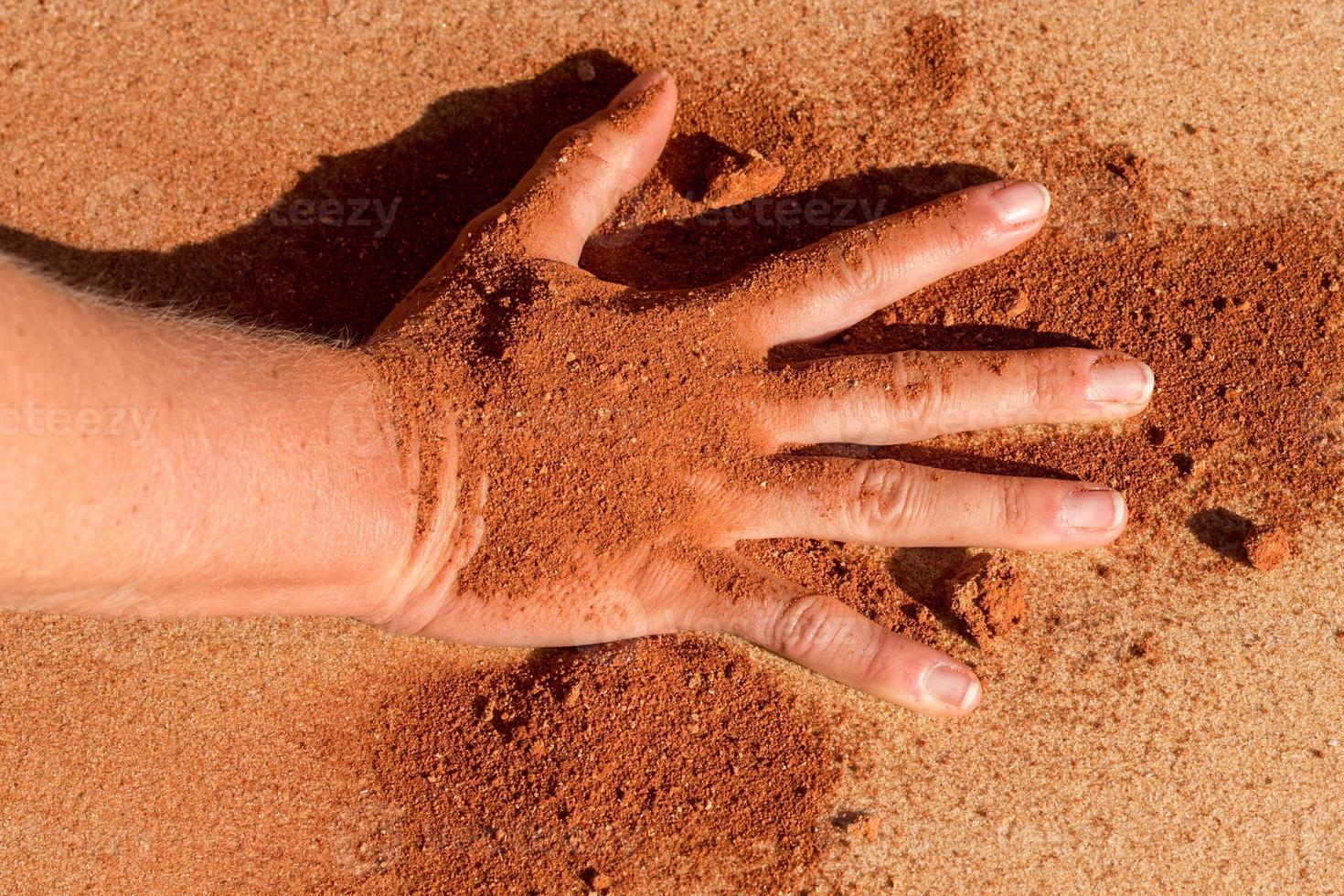 rood bodem hand- vorm Aan zand Leuk vinden aboriginal kunst stijl foto