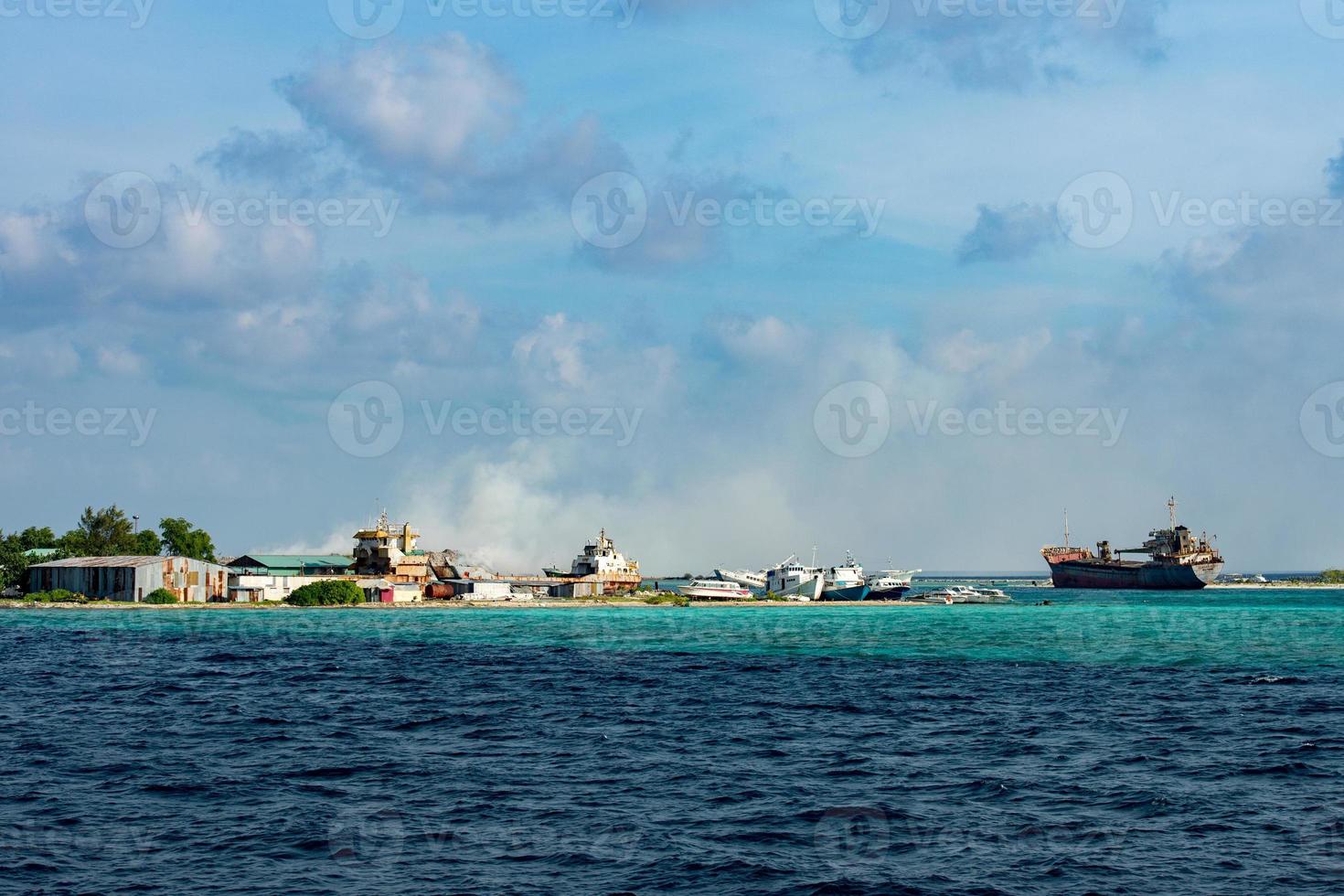 Maldiven onzin eiland vuilnis in vlammen foto