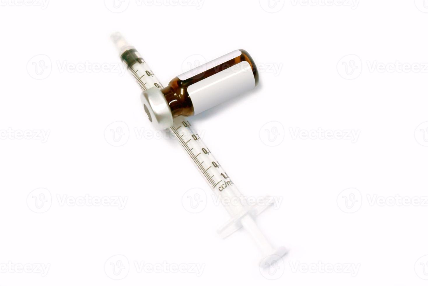 3 ml. ampul van drug en plastic injectiespuit met medisch naald- Aan wit achtergrond. foto