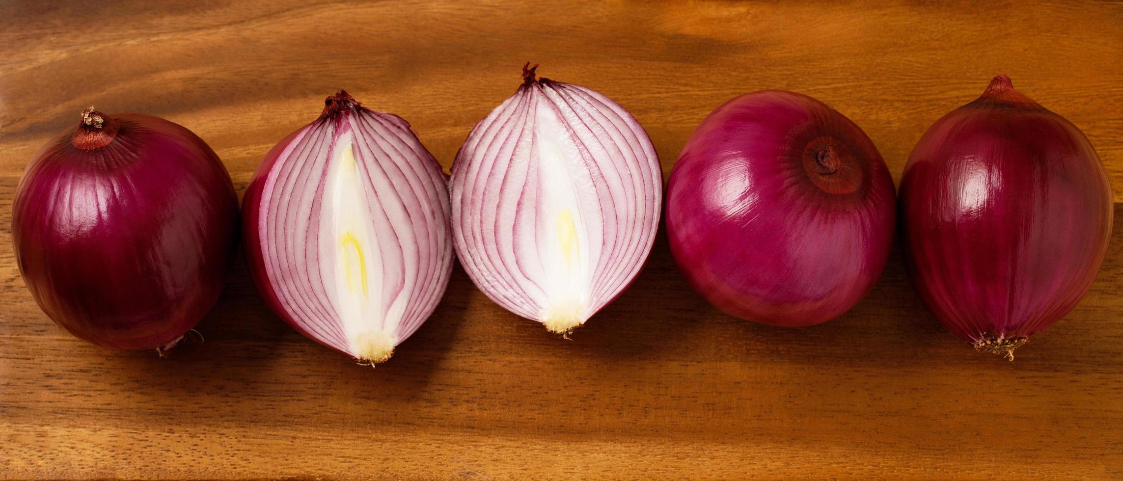 sjalotten nog steeds leven hout achtergrond ui lamp seizoen kruid groente ingrediënt foto