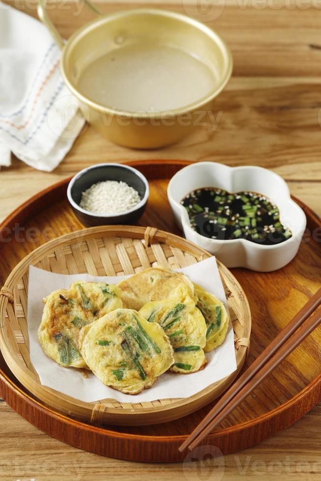eigengemaakt Koreaans pajeon lente-ui bieslook pannekoeken met dompelen saus en sesam zaad foto
