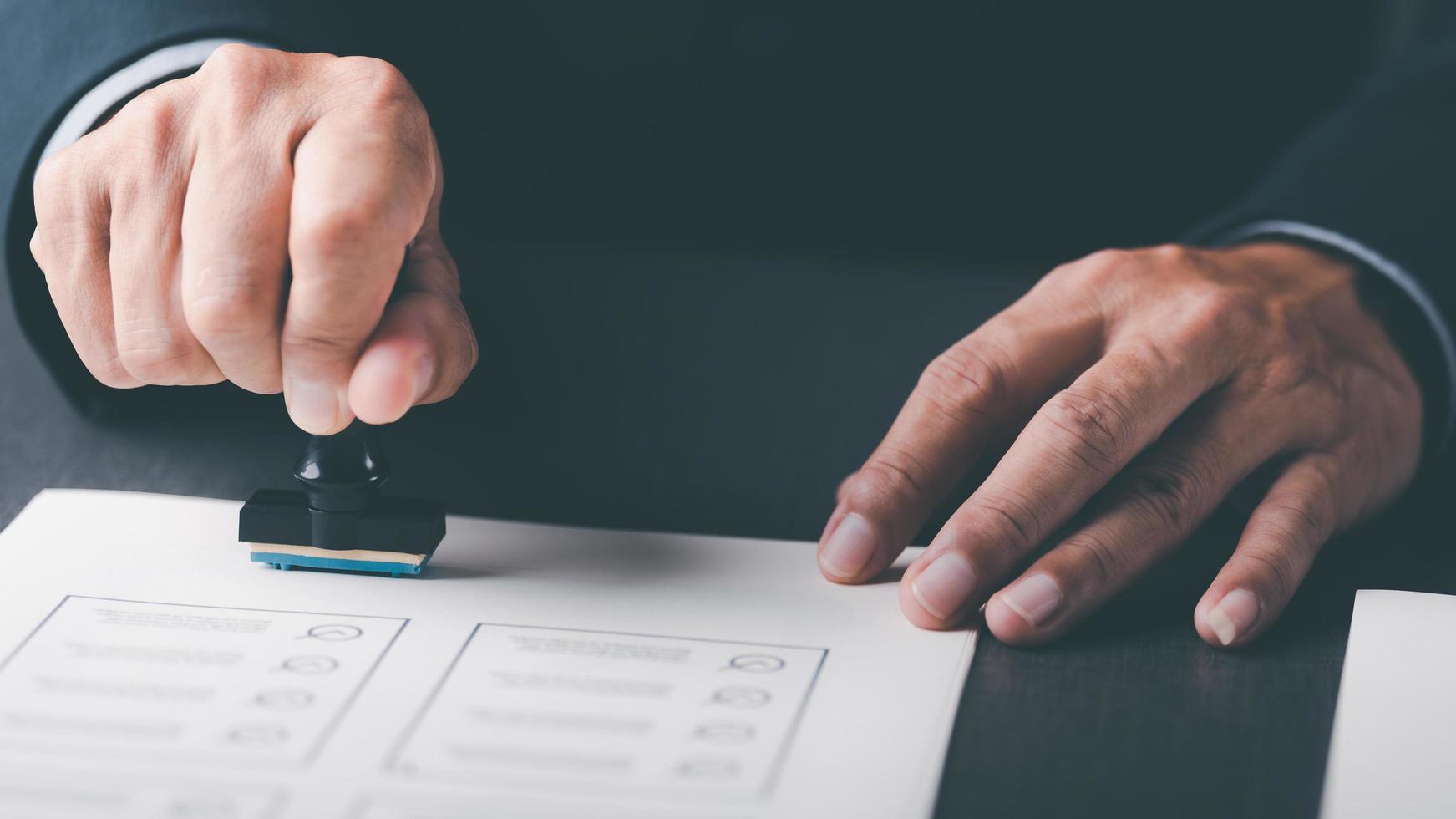 bedrijf mensen postzegel Aan de contract documenten Bij de bureau, de concept van bevestiging of goedkeuring van de overeenkomst, de toepassing autorisatie Gezag, de bank lening documenten door steun. foto