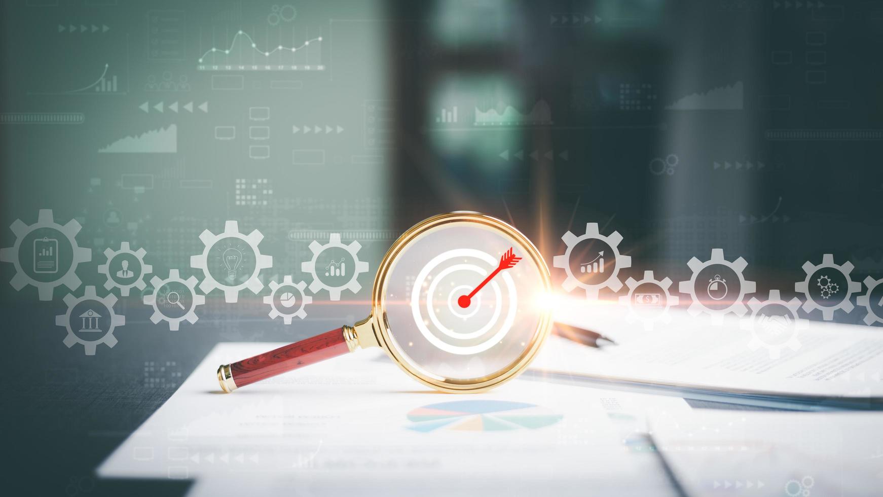 een vergroten glas is geplaatst Aan de tafel tonen een diagram van bedrijf groei, formuleren zakelijke rendement verbetering strategieën. beheer concept plan groei doelen in de industrie foto