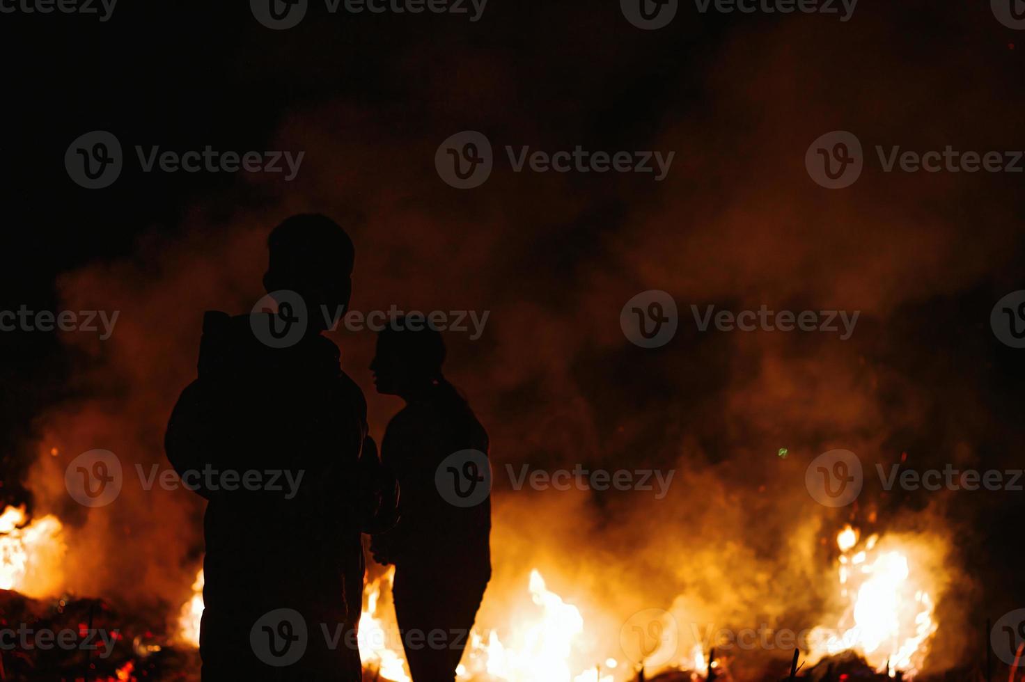 de persoon wie loopt in de brand. protesteerder naar ontsnappen van Gevaar foto