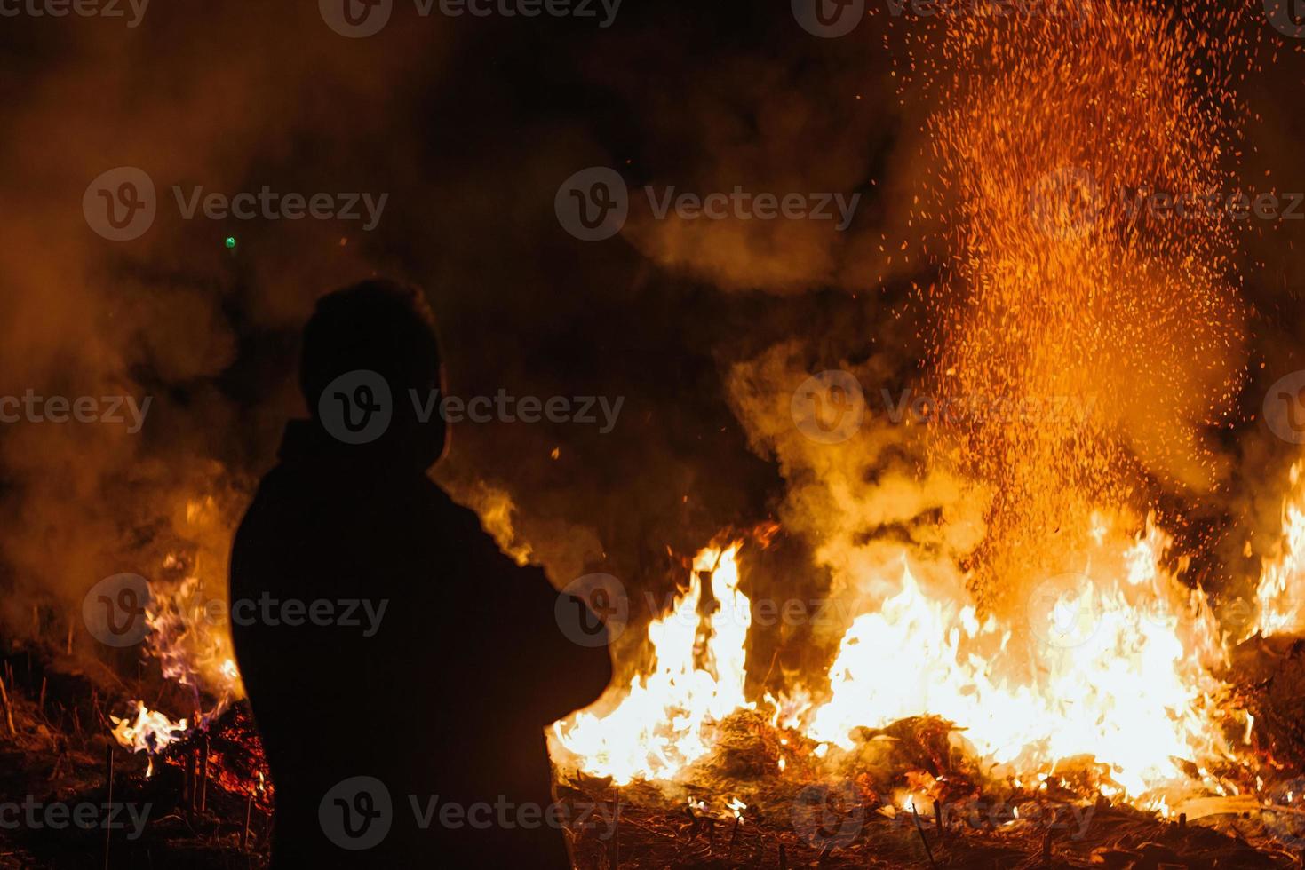 silhouet Mens staan in voorkant van brand foto