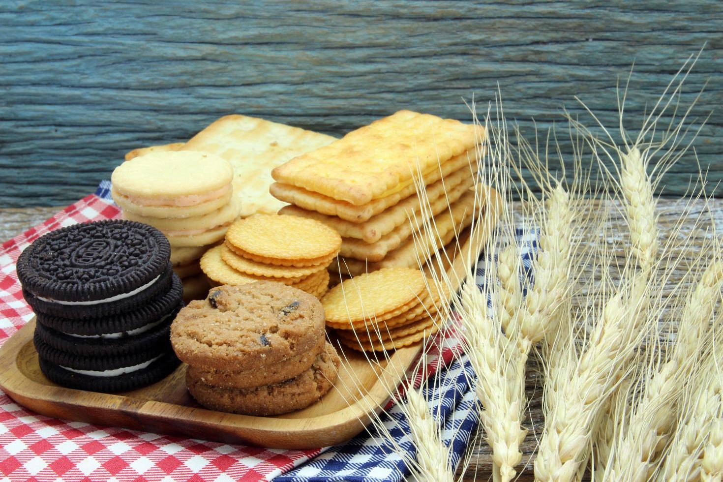 verscheidenheid van chocola spaander koekjes Aan houten tafel foto