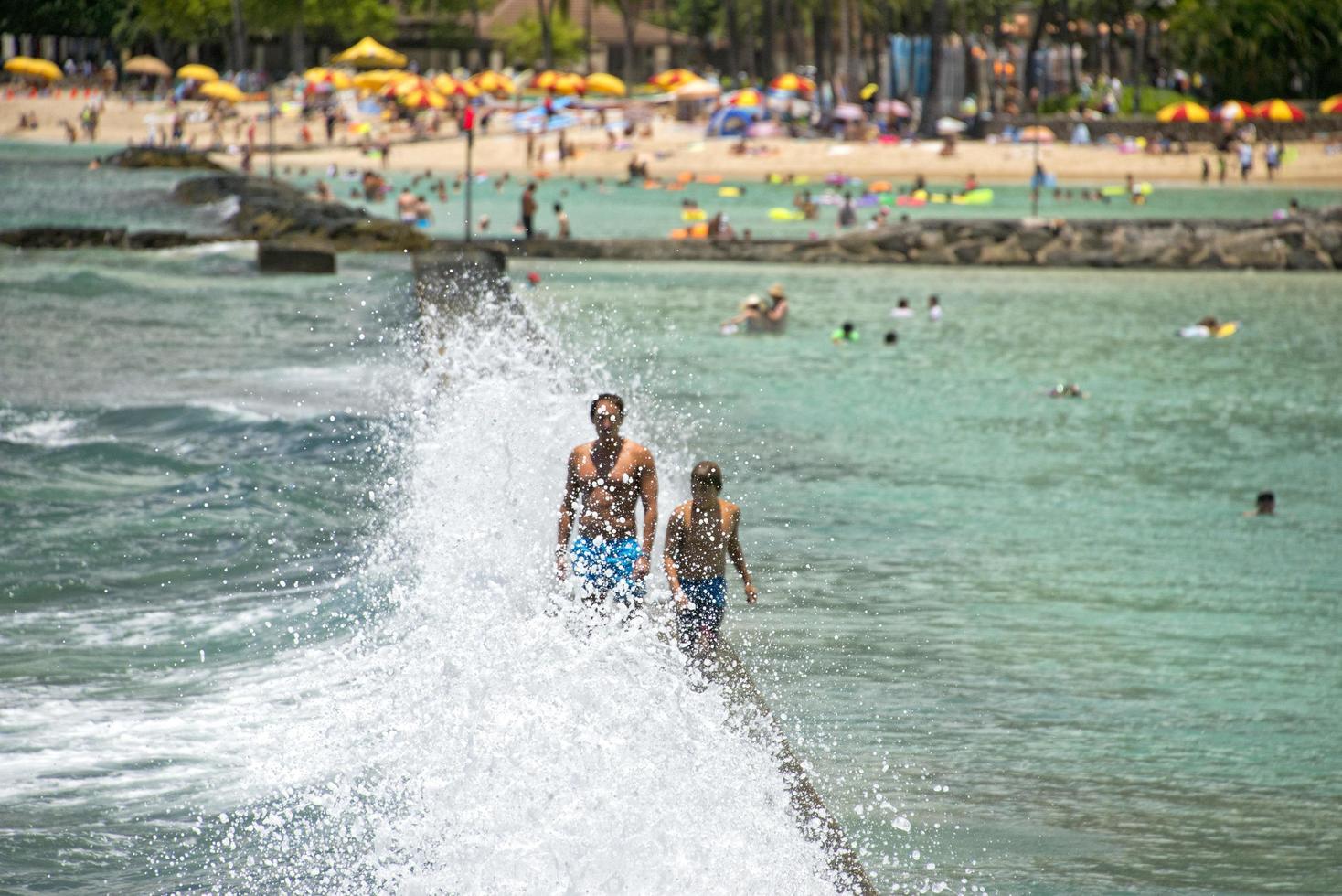 Honolulu, Verenigde Staten van Amerika - mensen hebben pret Bij waikiki strand foto