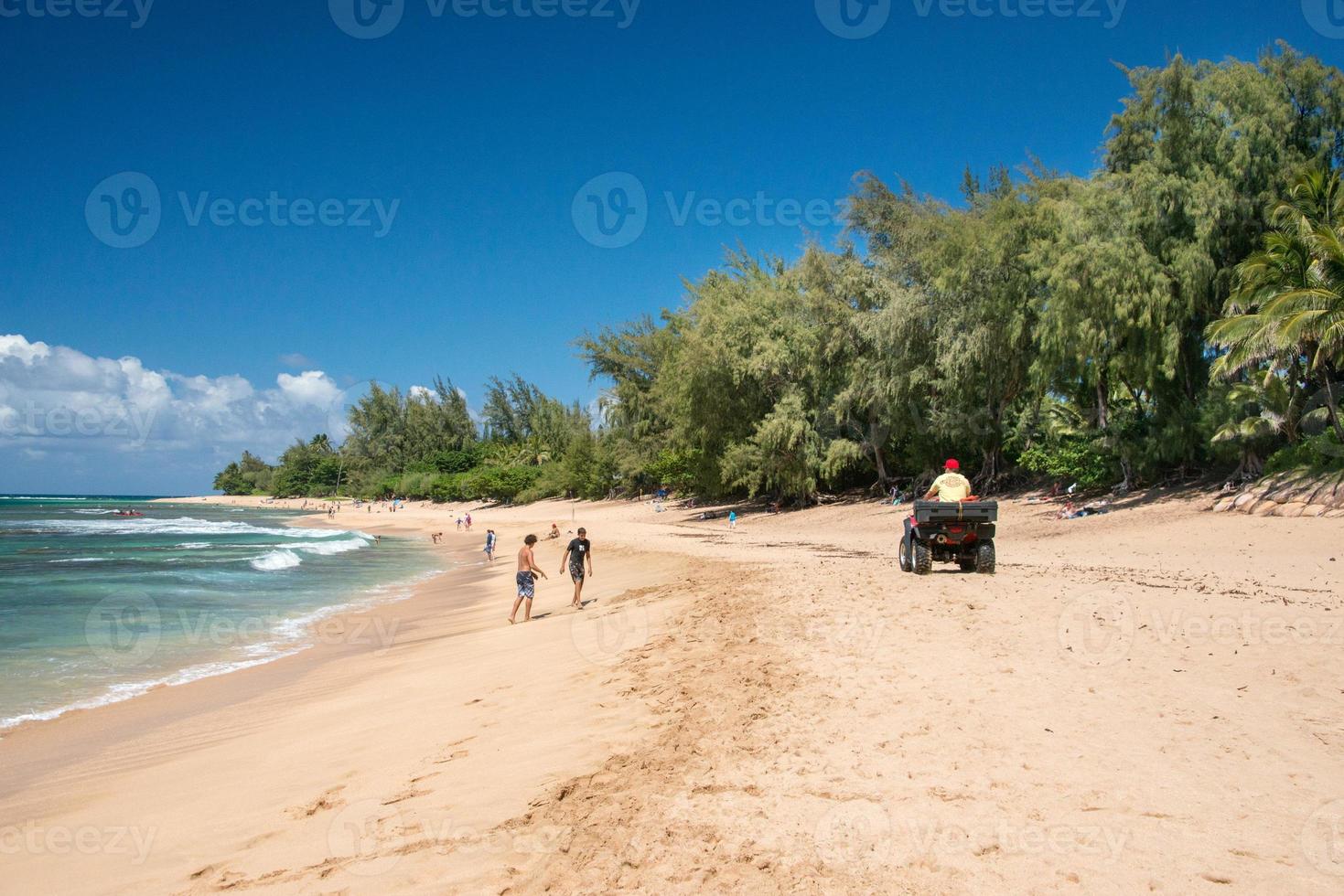 Honolulu, Verenigde Staten van Amerika - augustus, 14 2014 - mensen hebben pret Bij Hawaii strand foto