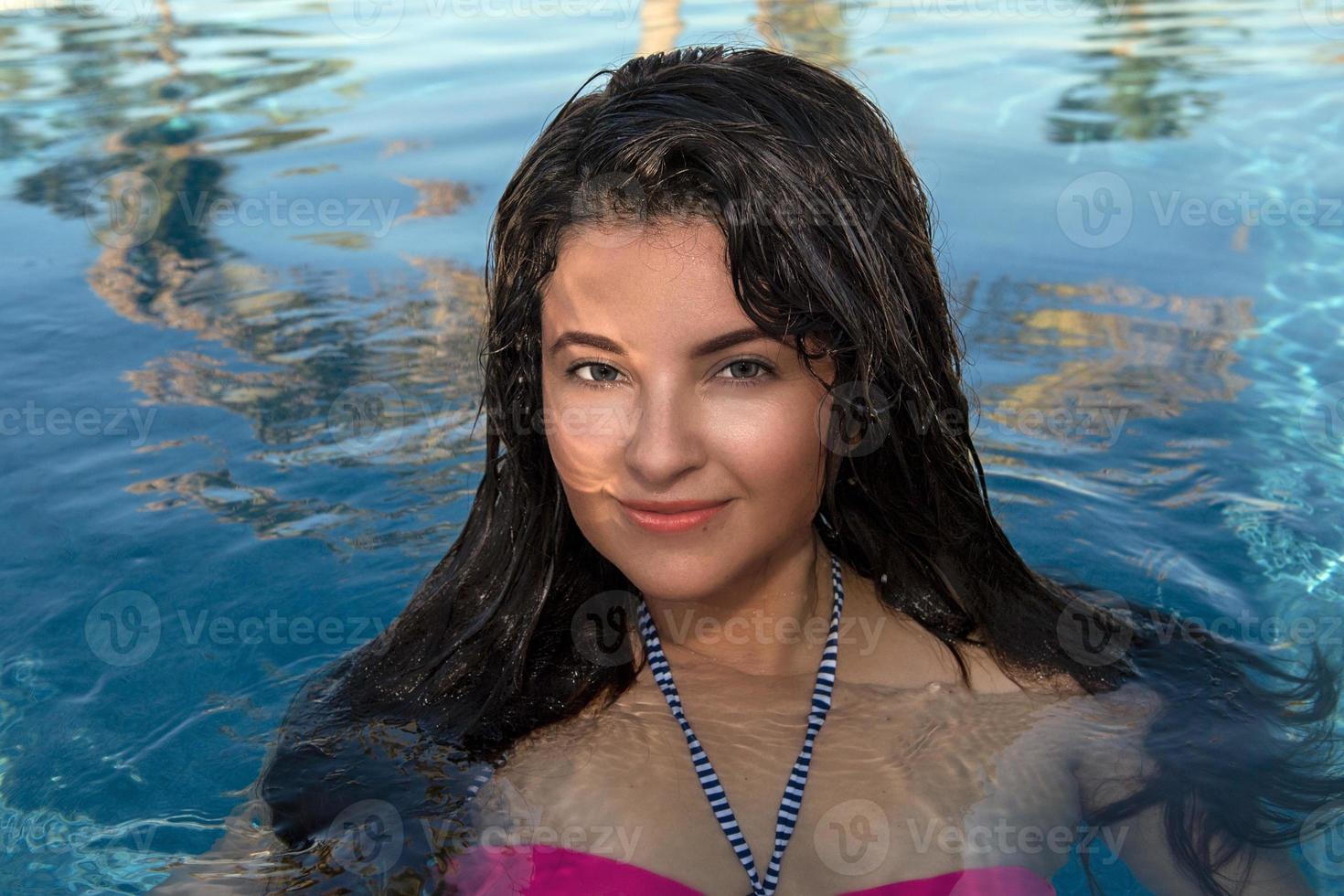 glimlachen blauw ogen zwart haar- Mexicaans latina meisje portret in jacuzzi foto