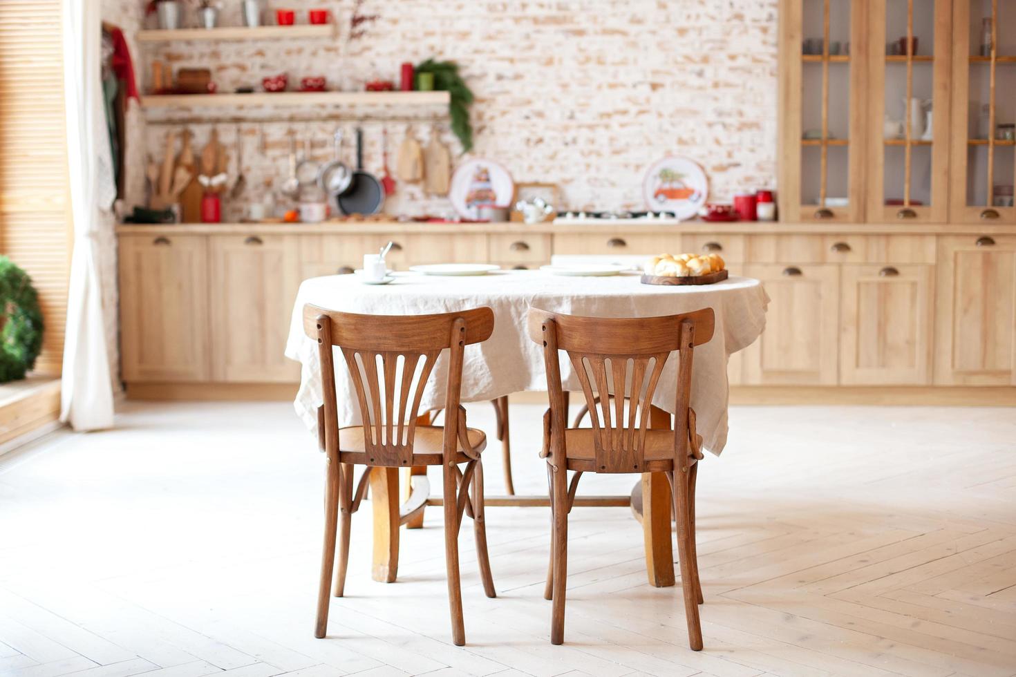 stijlvolle keuken interieur met houten tafel en stoelen foto