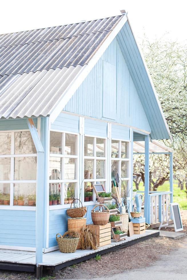 blauwe huis in rustieke stijl op een zonnige dag foto