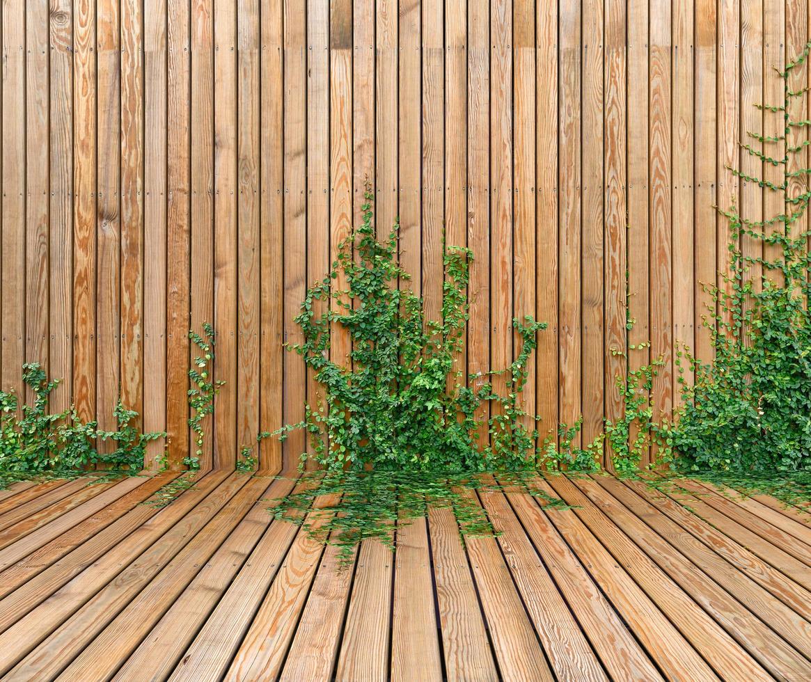 houten muur met klimop groeien op foto
