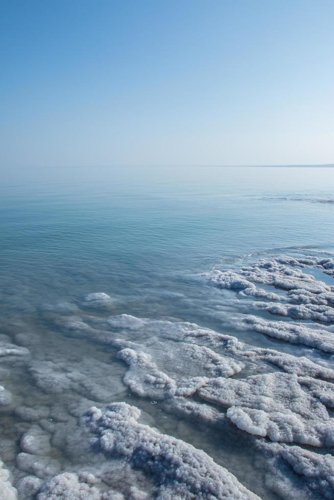 de kustlijn van de Dode Zee foto