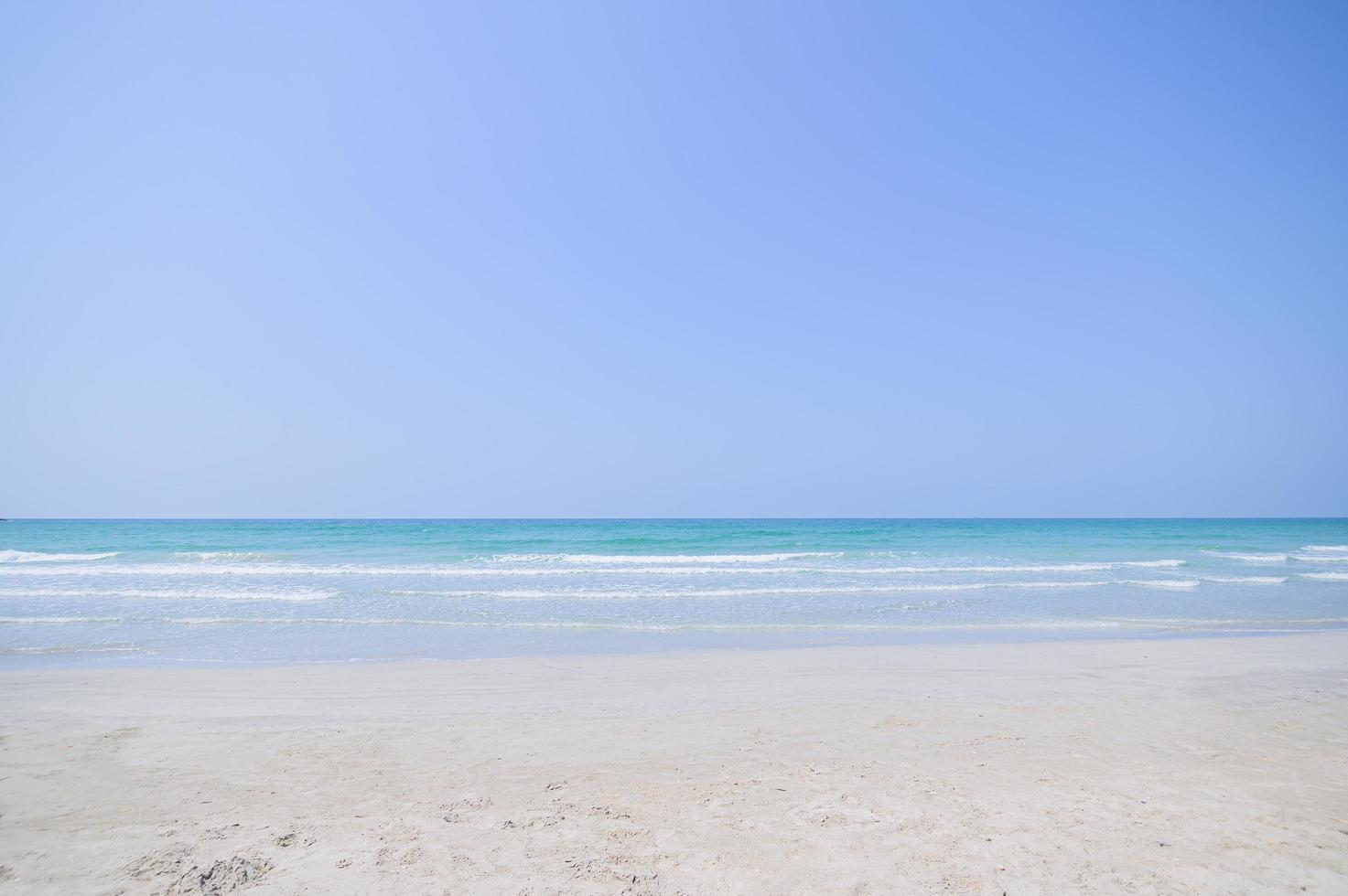 uitzicht op het strand vanaf een Australische kustlijn foto