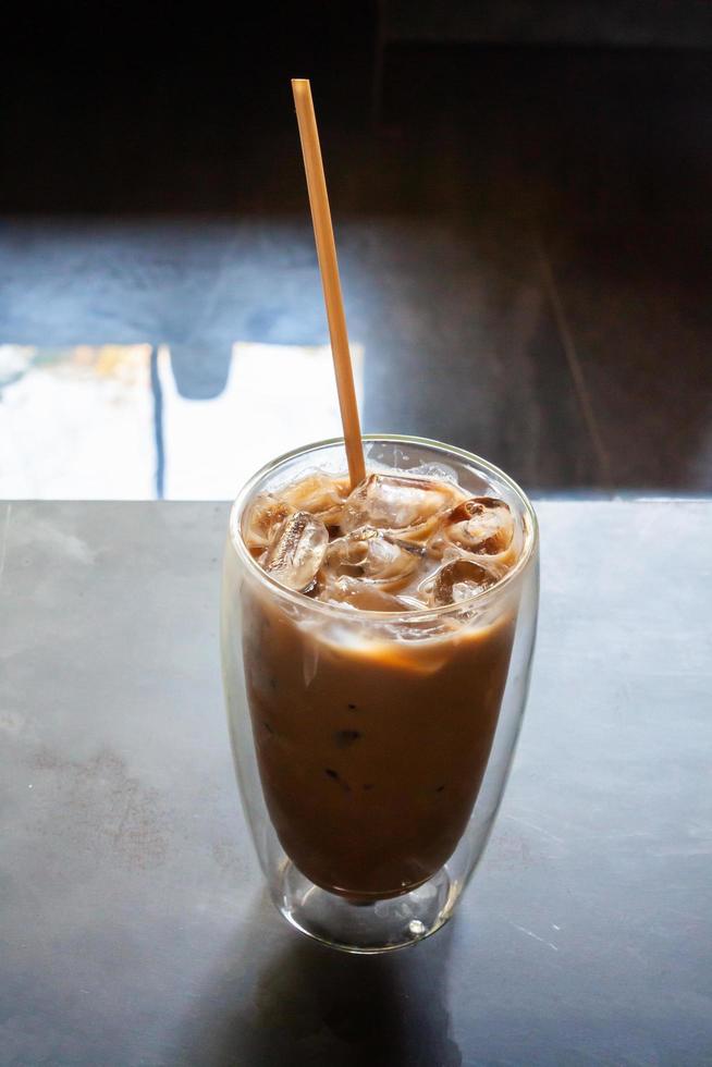 ijskoffie in coffeeshop op houten tafel foto