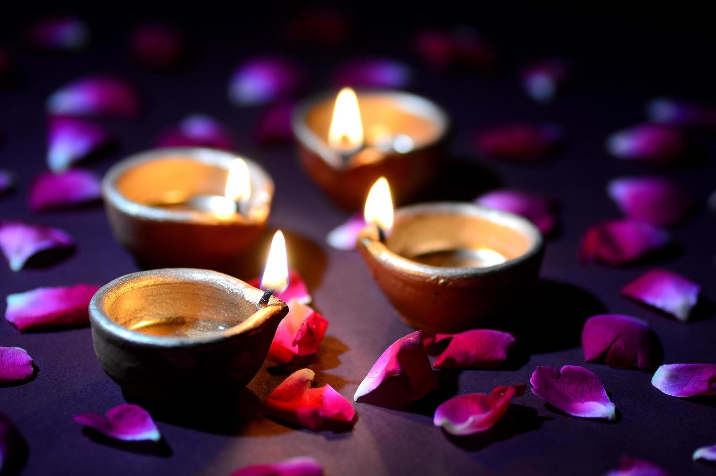 verlichte diwali kaarsen en bloemblaadjes foto