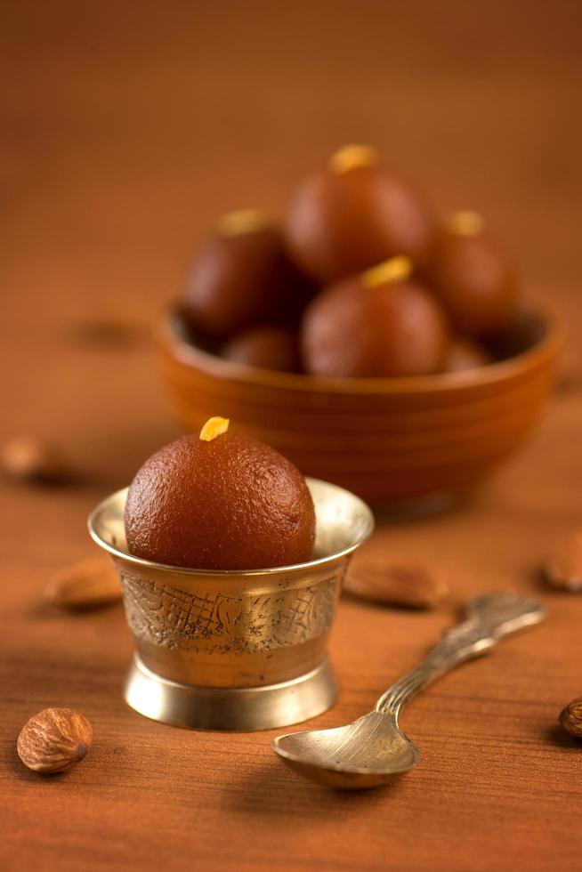 Indisch gulab jamun dessert op houten achtergrond foto