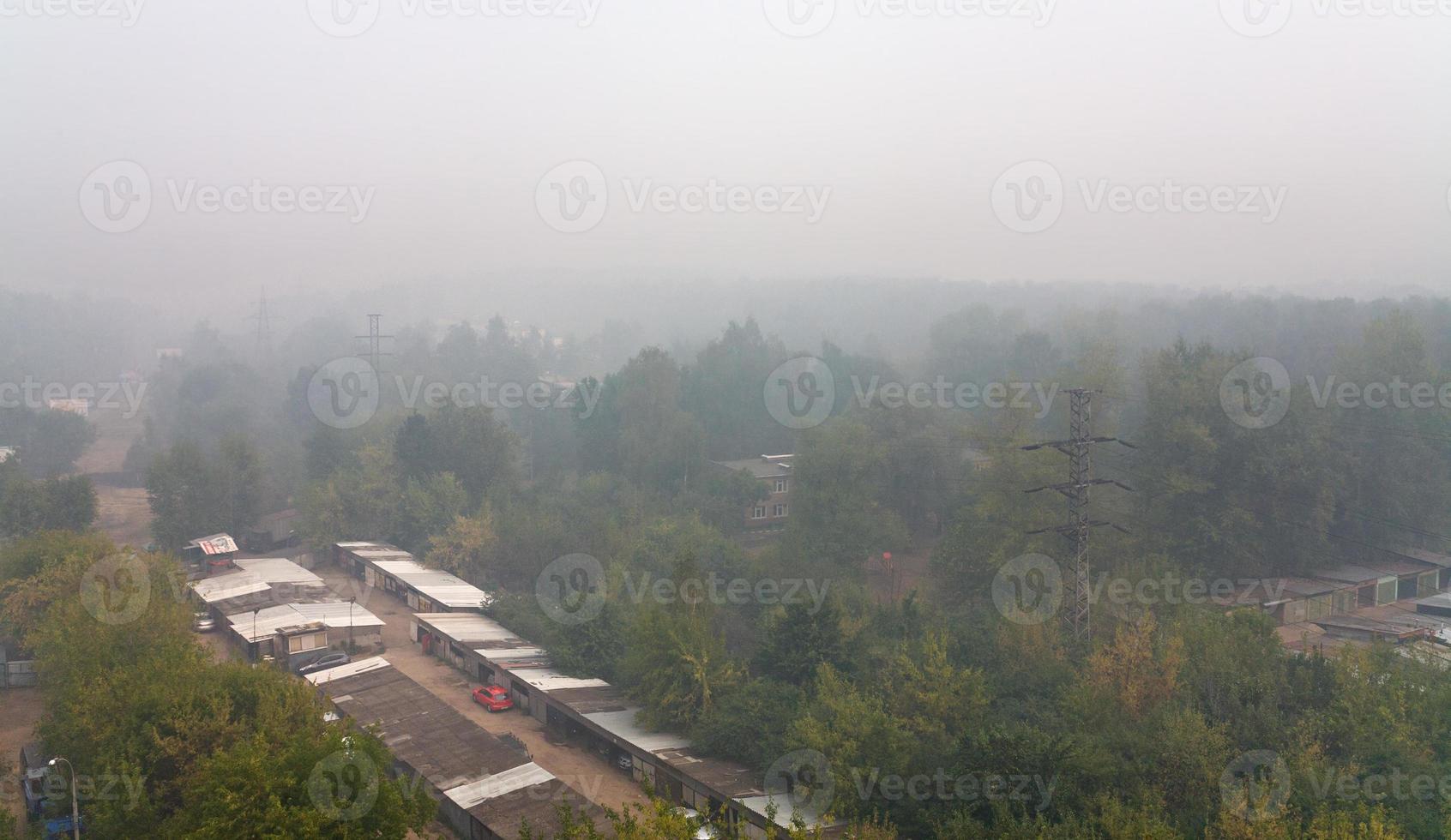 smog onder stad park in zomer dag foto