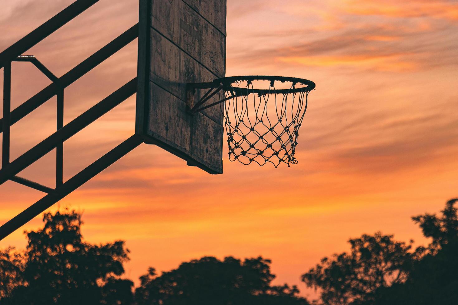 silhouet van oude outdoor basketbalring foto