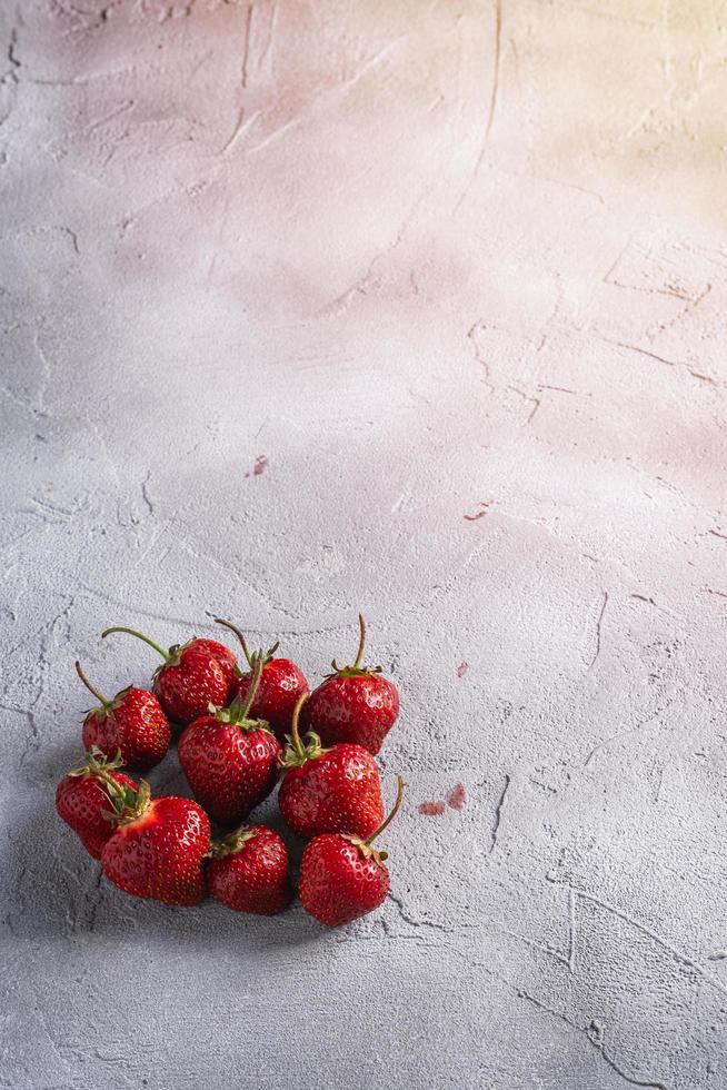 aardbeien op grijze stenen achtergrond foto