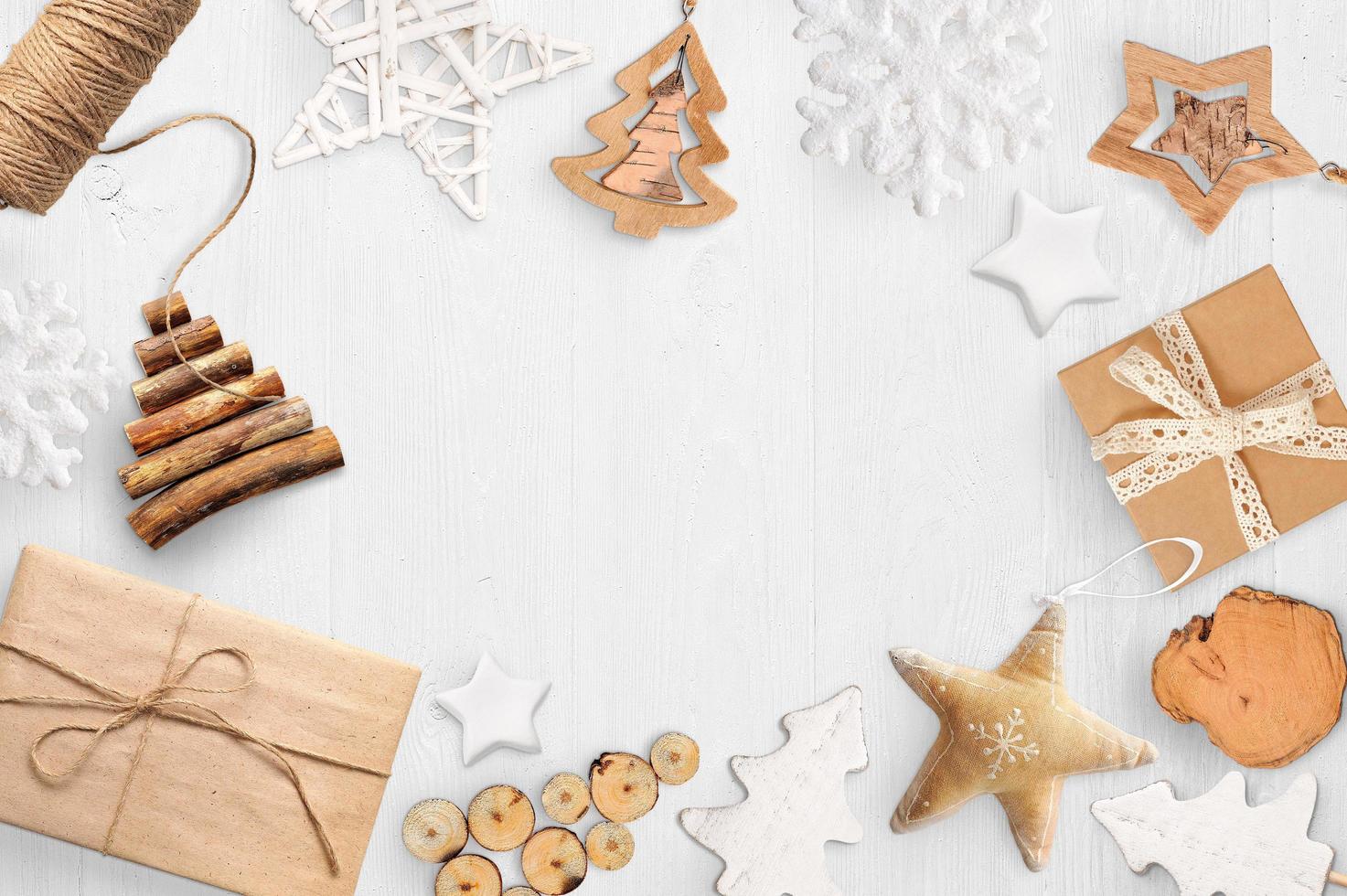 Kerst mock up met houten decor op witte achtergrond foto