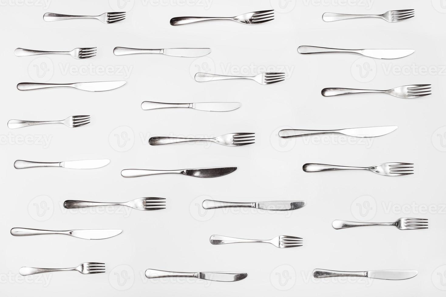 top visie van messen en vorken geregeld Aan wit foto