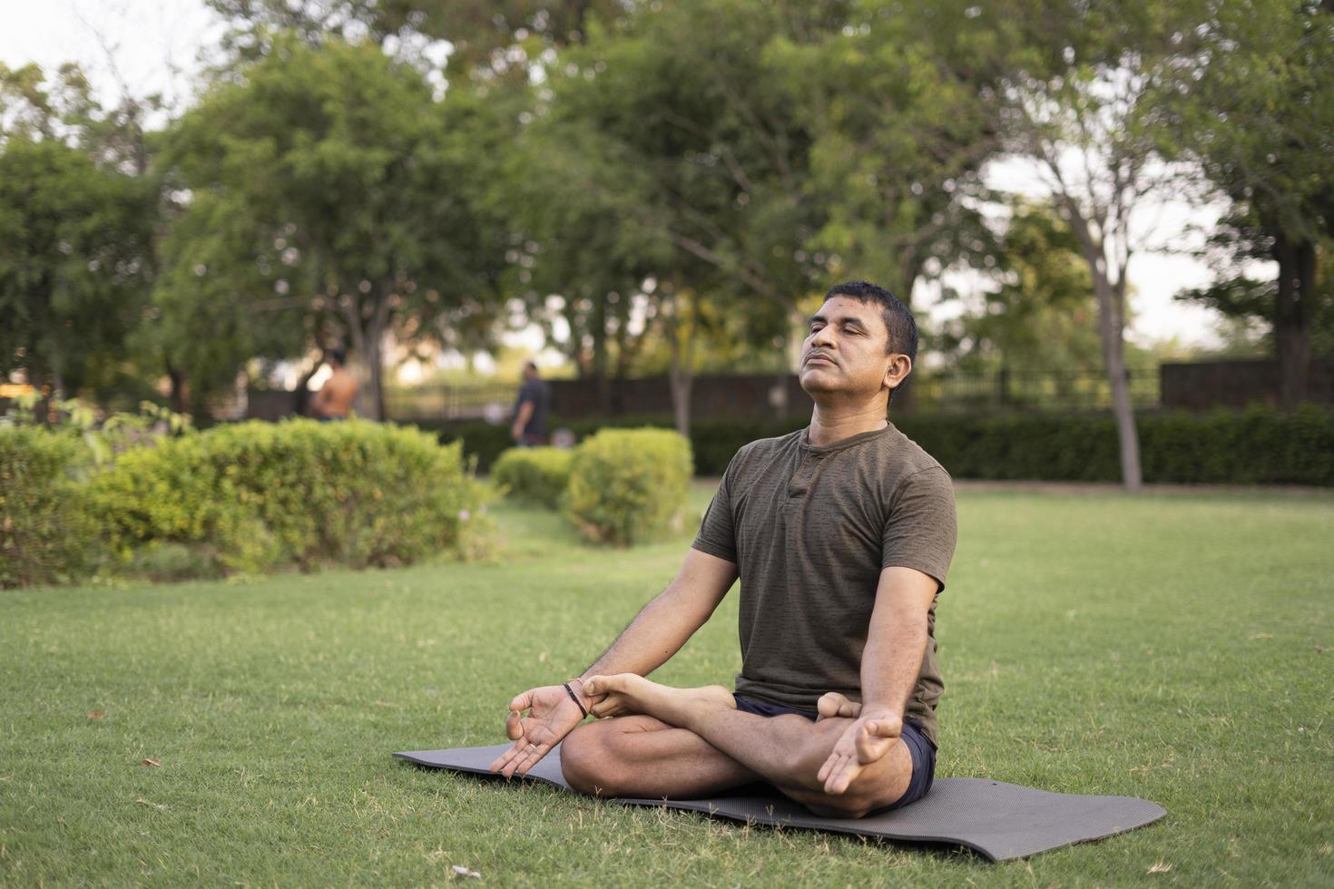 man doet yoga foto