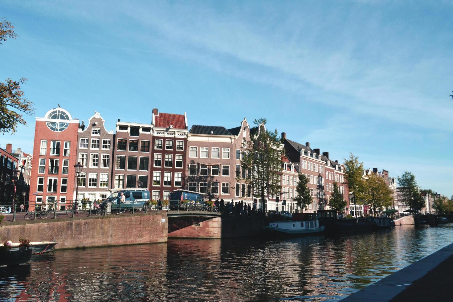 gebouwen langs de rivier in amsterdam, Nederland foto