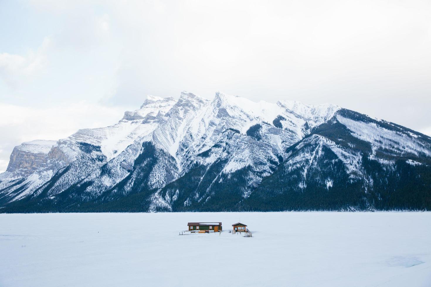 hut op het meer in Banff, Canada foto