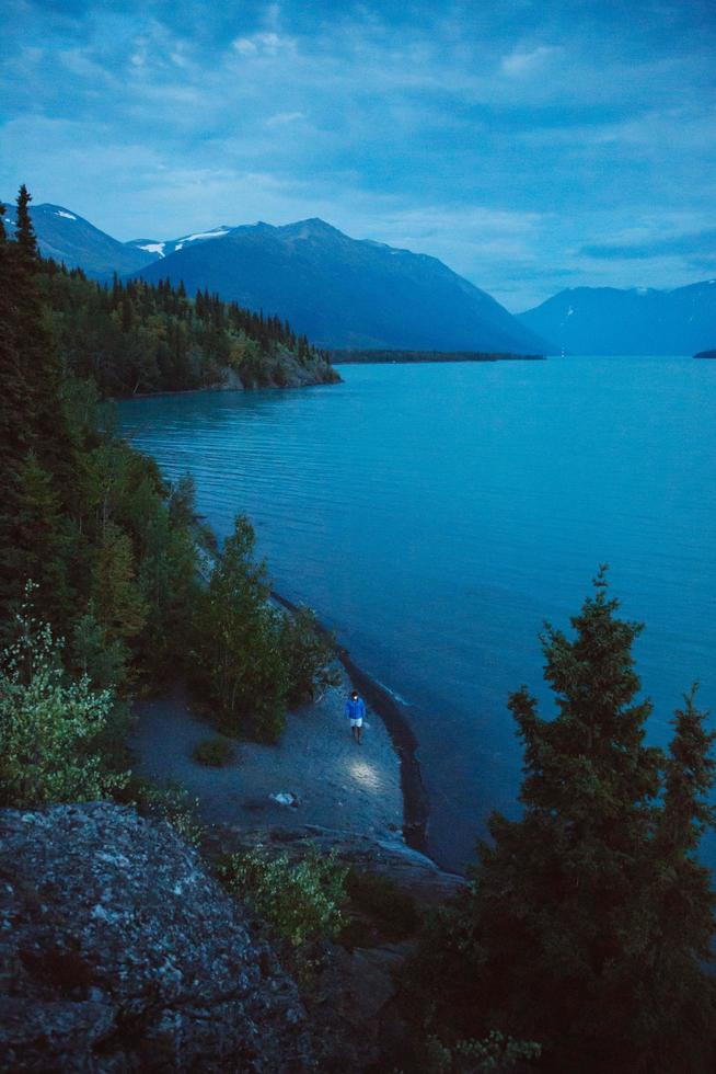 solo man loopt alaska kustlijn foto