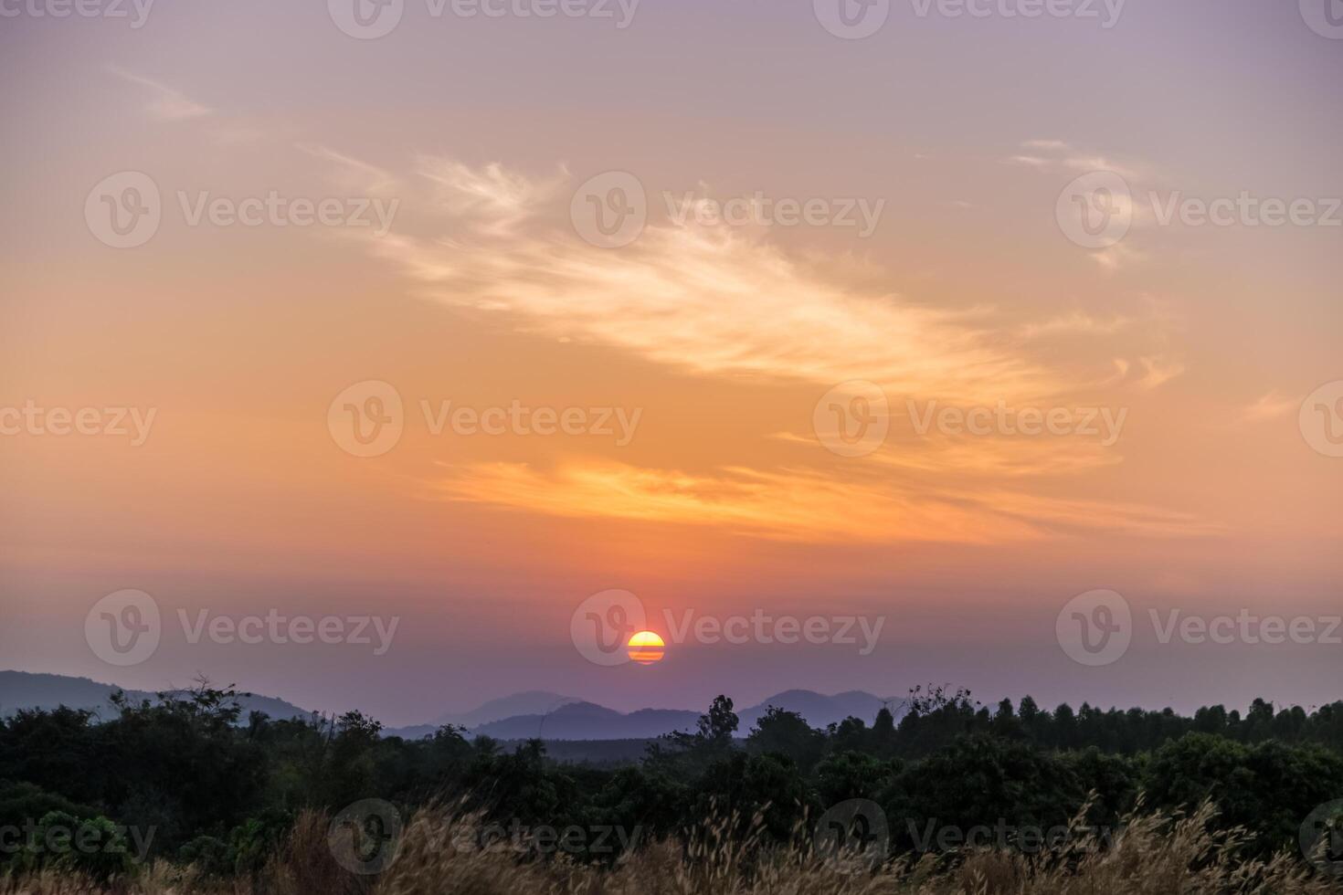 zonsopgang ochtend uitzicht op de bergen foto