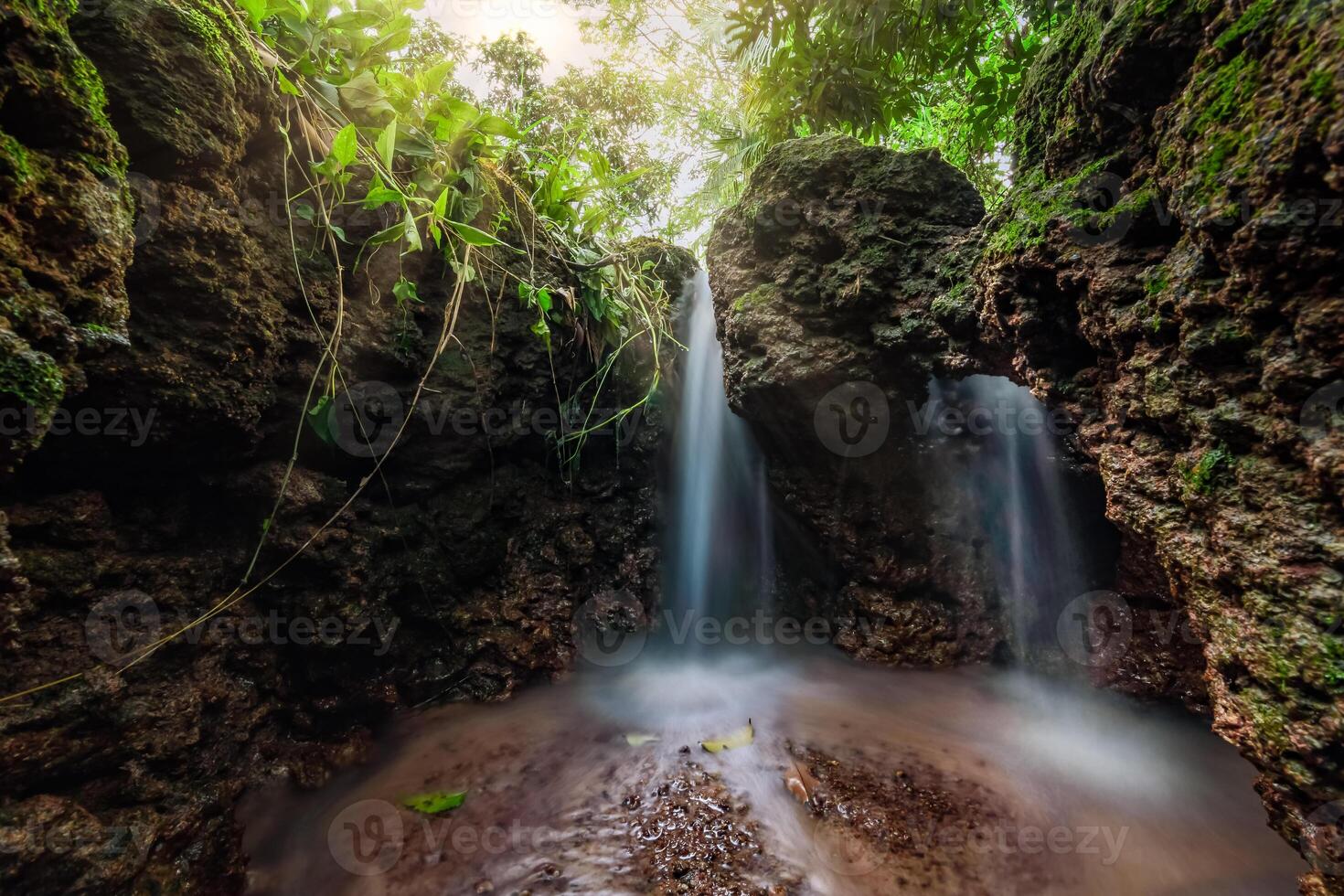 waterval in het bos van thailand foto