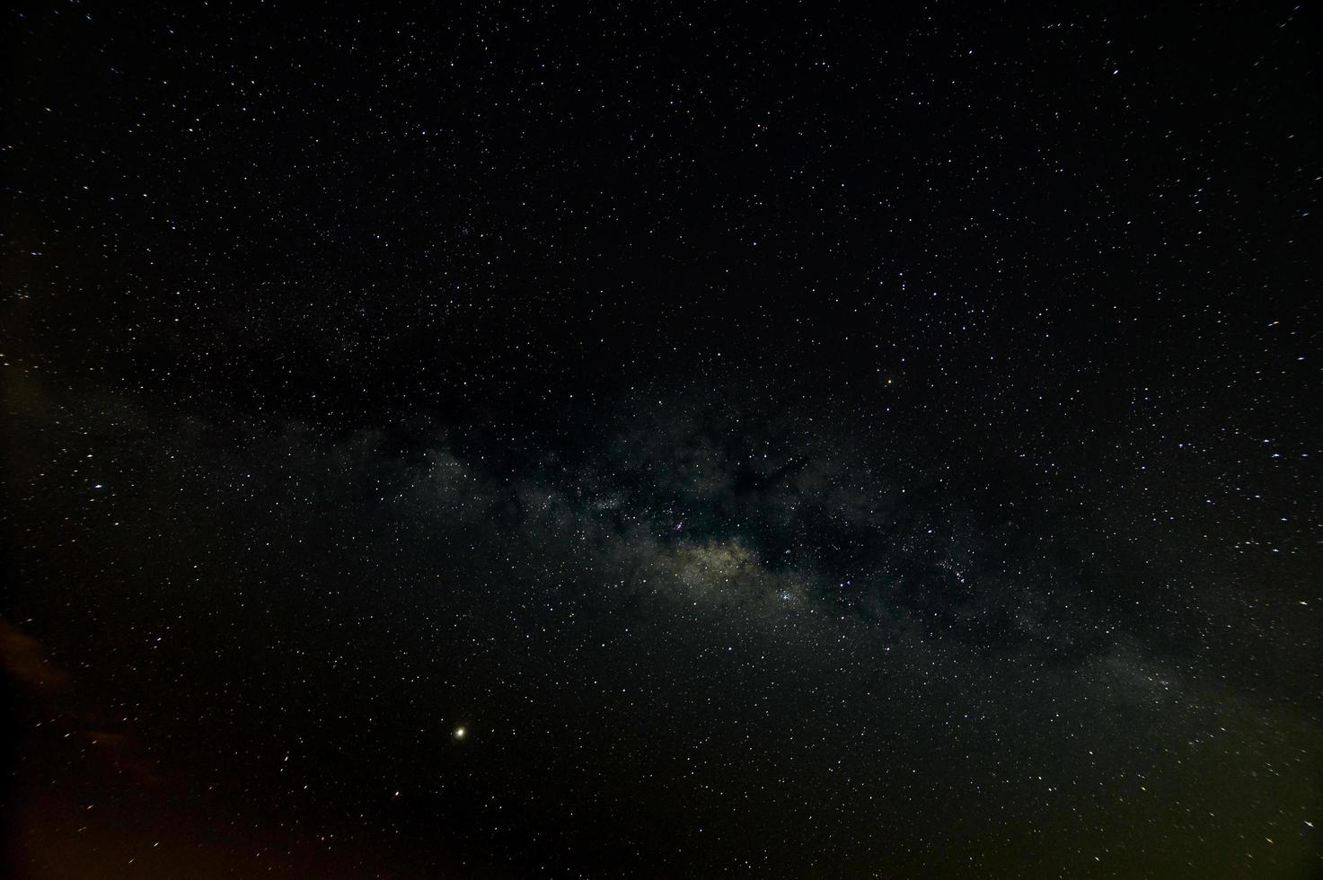 Melkweg in diepe nachtelijke hemel foto