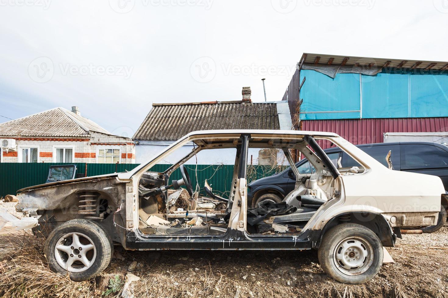 gedemonteerd auto in dorp straat foto