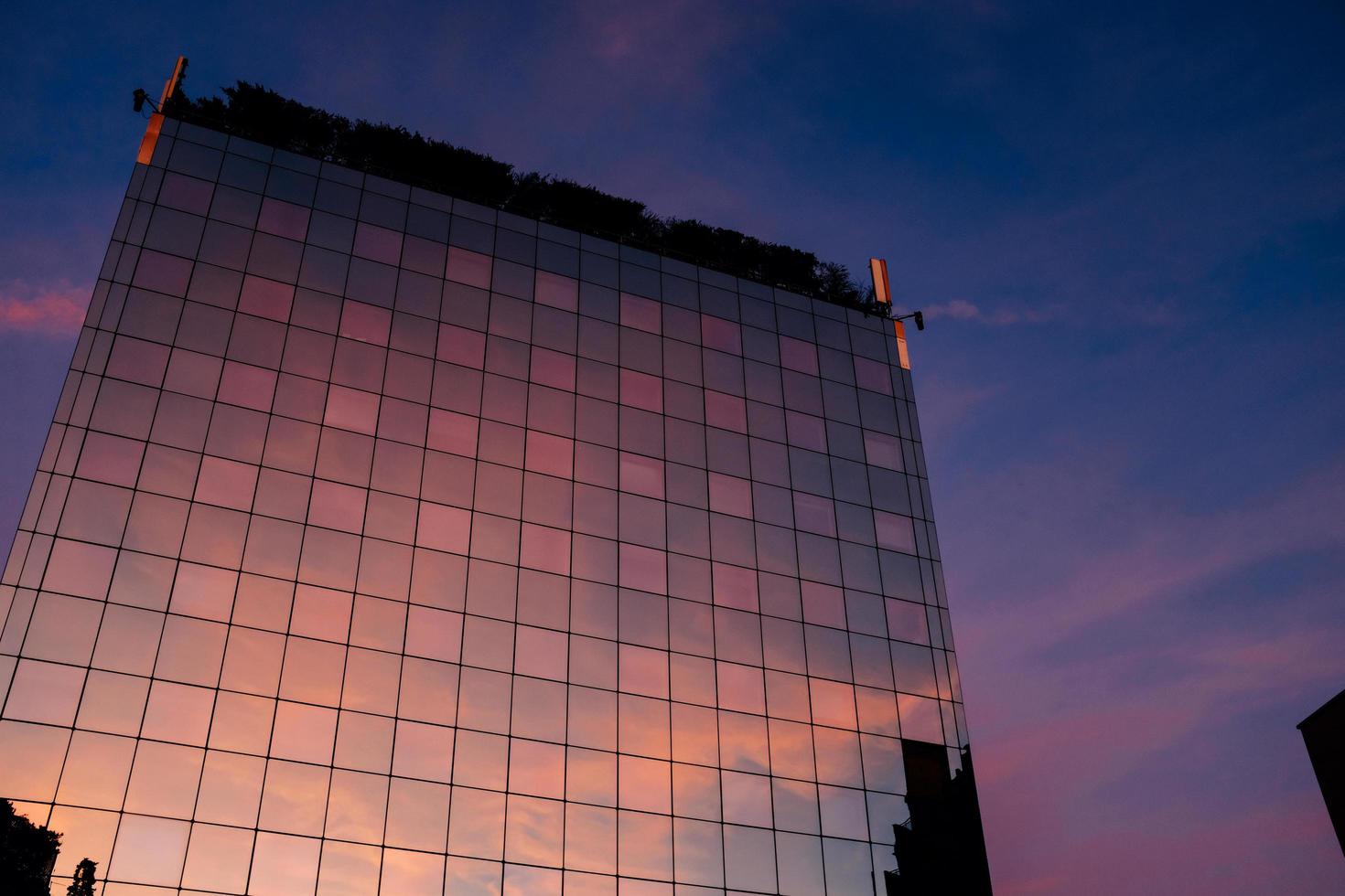 gebouw met weerspiegeling van kleurrijke wolken foto