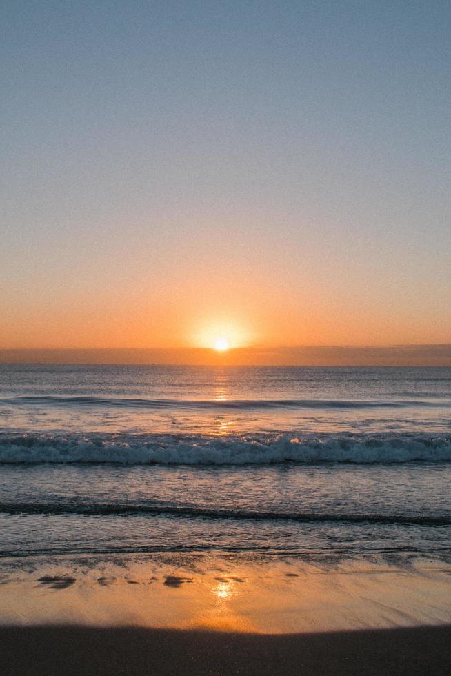 strand bij zonsondergang foto