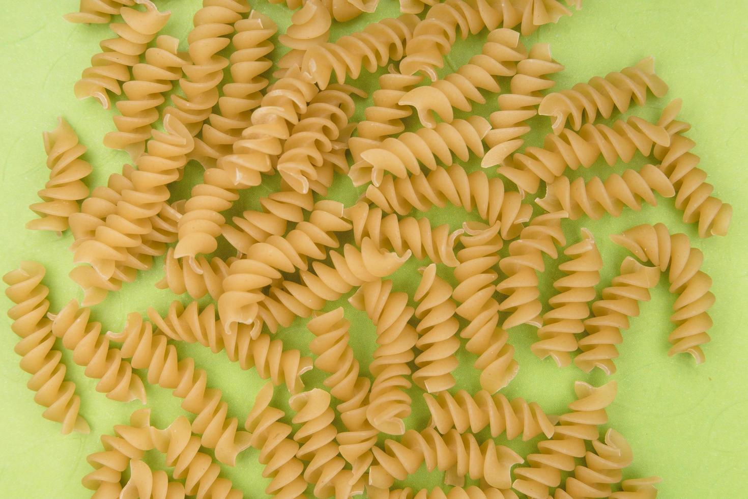 rotini pasta op groene achtergrond foto