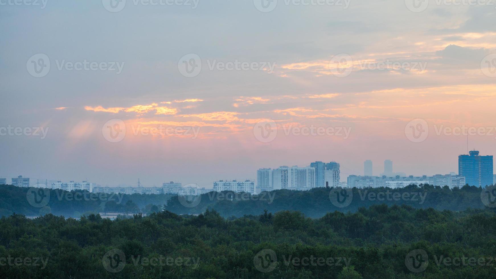 roze zonnestralen in zonsopkomst lucht over- Moskou stad foto