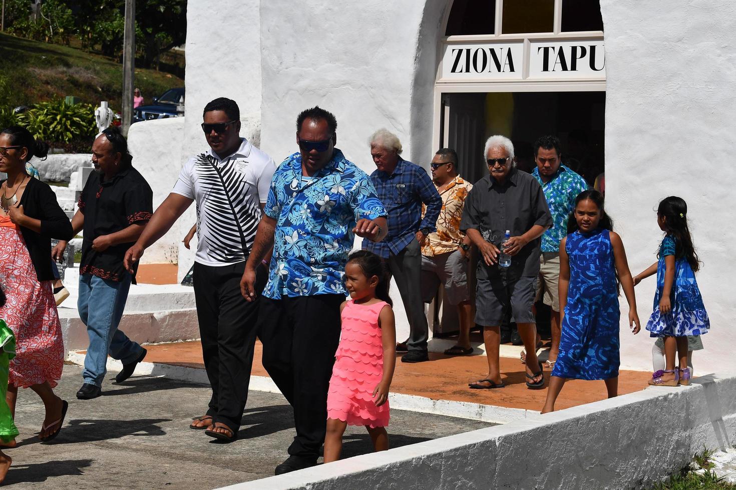 aitutaki, koken eiland - augustus, 27 2017 - lokaal mensen Bij de massa foto