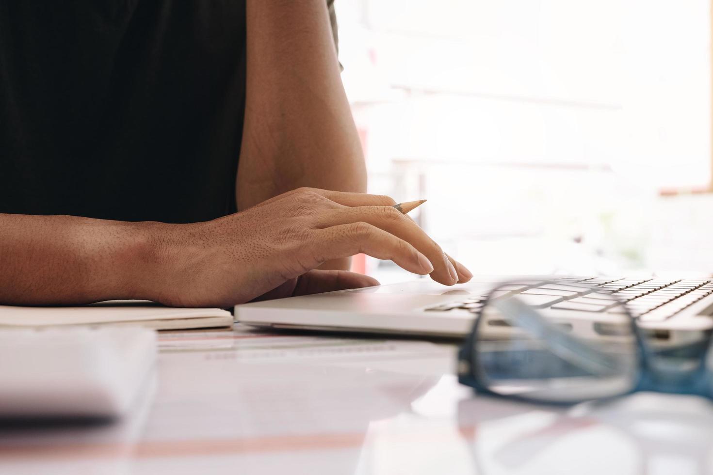 professionele die op laptop in office werkt foto