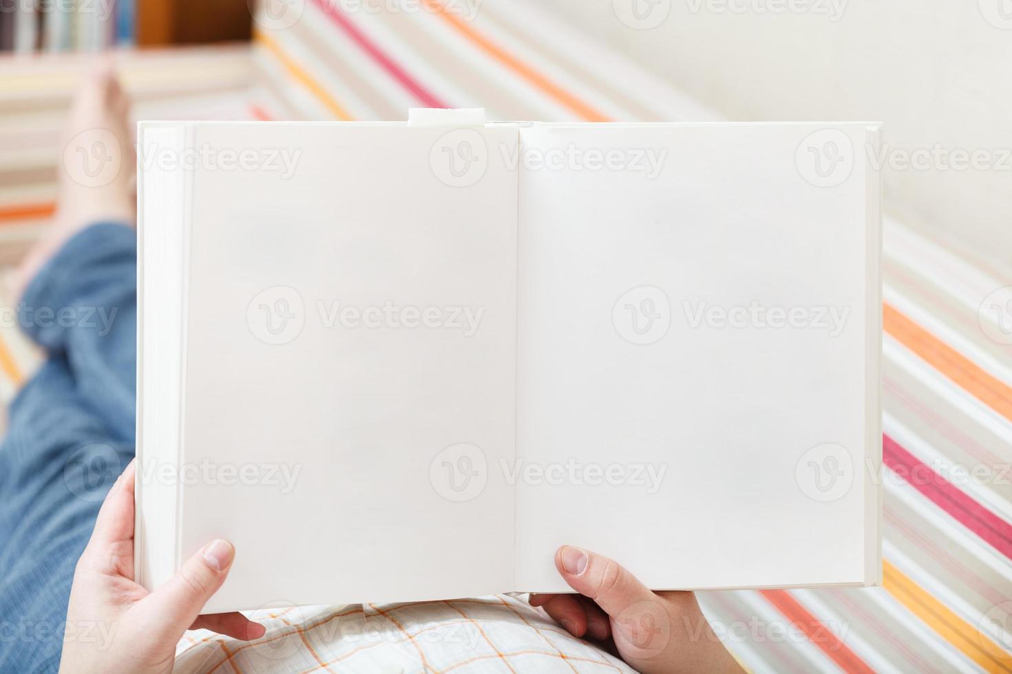 Mens lezen boek met leeg Pagina's foto