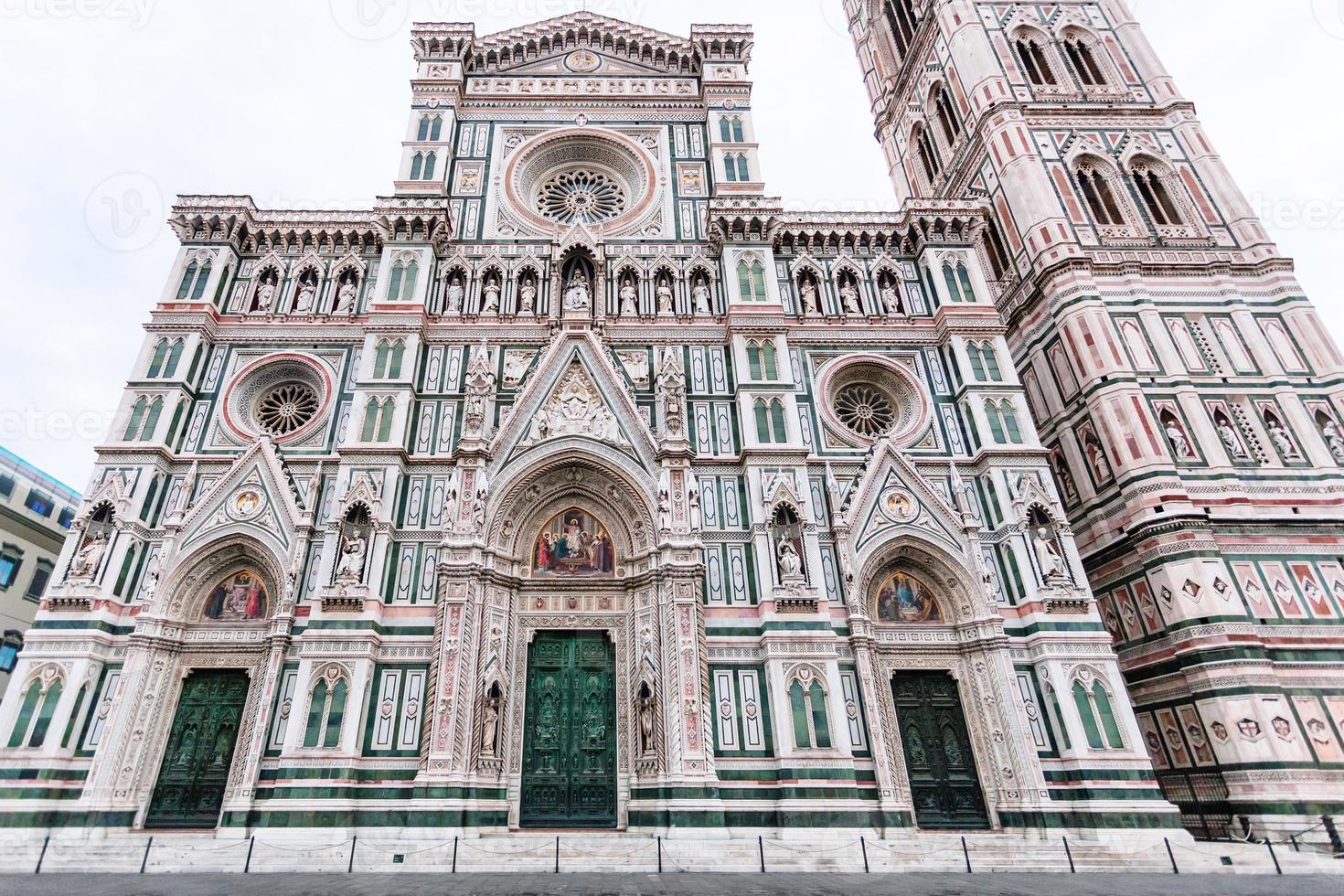 voorkant van Florence duomo en campanile in ochtend- foto