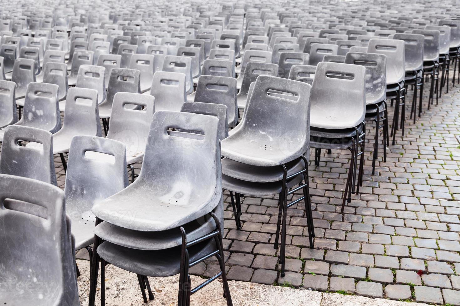 veel oud leeg plastic stoelen Aan stedelijk plein foto