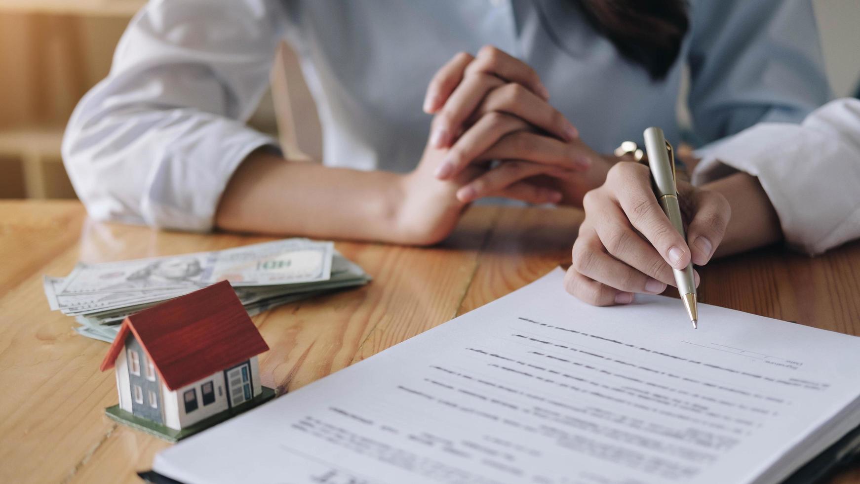 makelaar en klant ondertekening contract foto