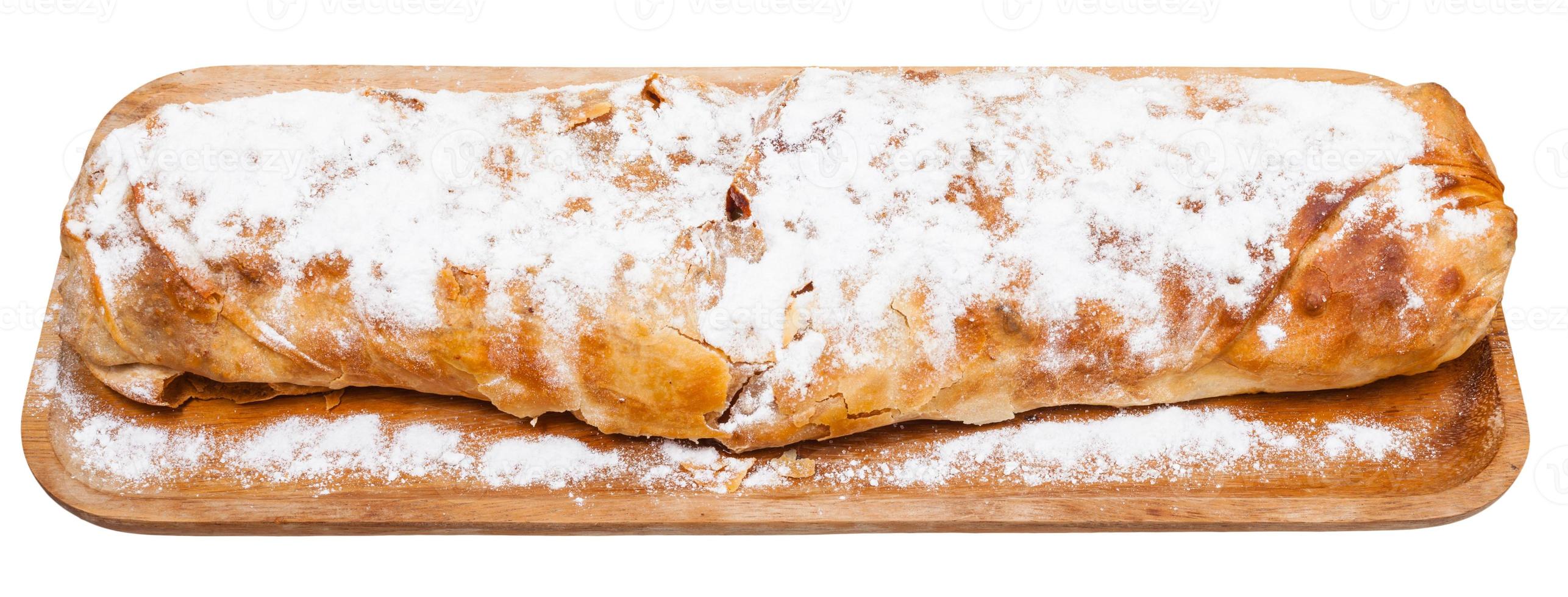 traditioneel weens appel strudel Aan houten bord foto