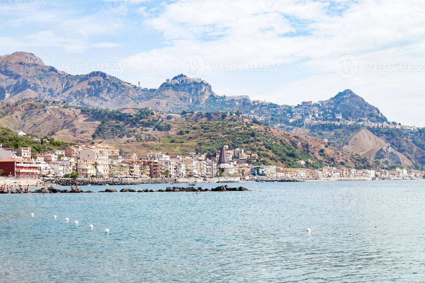 Ionische zee in de buurt waterkant van giardini naxos stad- foto