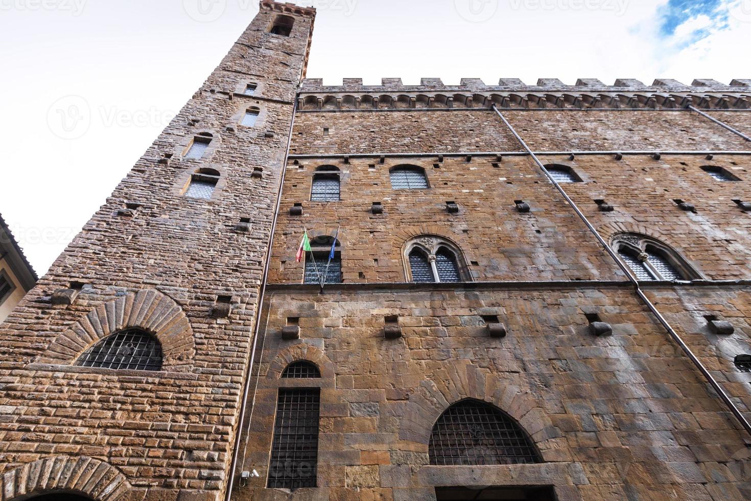 nat muur van bargello paleis na regen foto