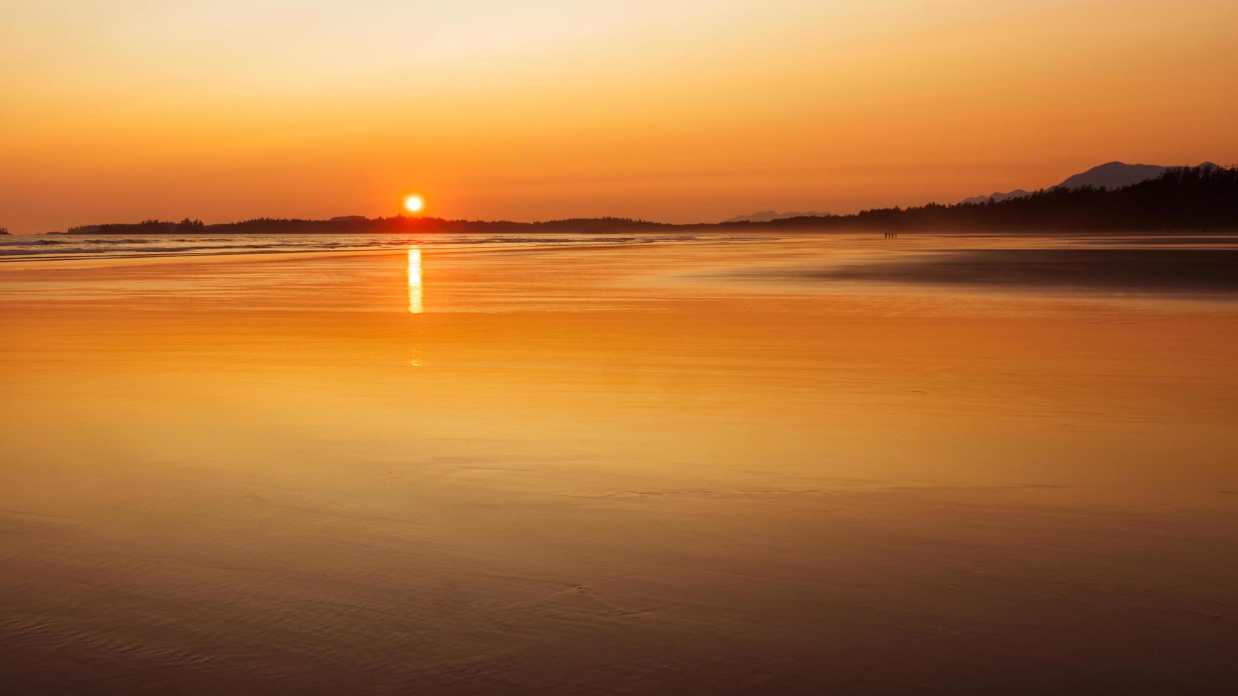 zonsondergang op het eiland vancouver foto